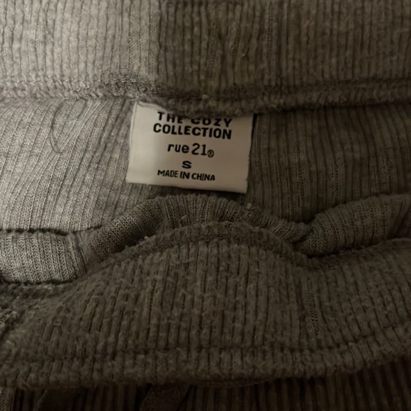 Grey shorts - Picture 2 of 3